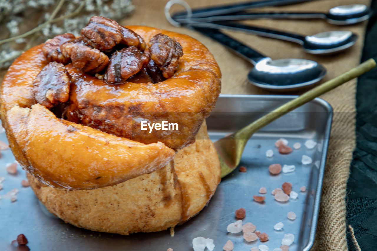 HIGH ANGLE VIEW OF BREAD ON TABLE