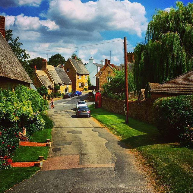 FOOTPATH LEADING TO BUILT STRUCTURE AGAINST SKY