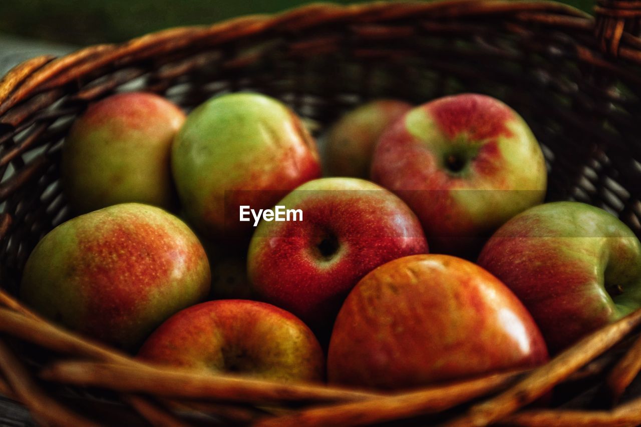 CLOSE-UP OF APPLES