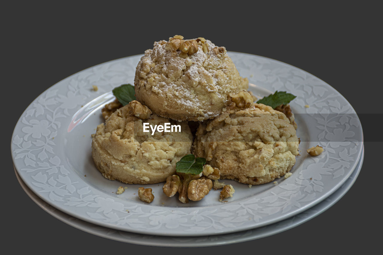 HIGH ANGLE VIEW OF DESSERT IN PLATE