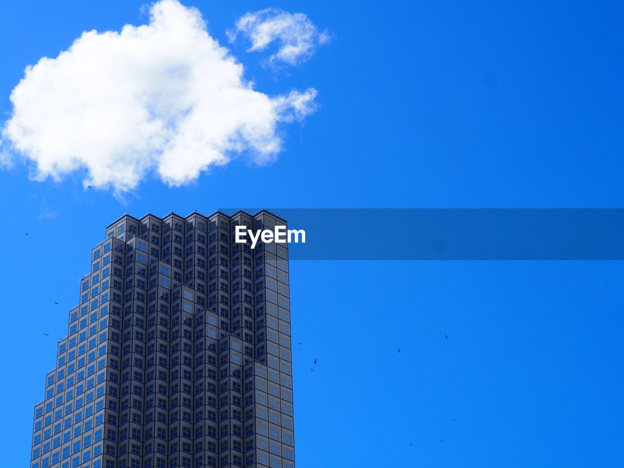 LOW ANGLE VIEW OF MODERN BUILDING AGAINST SKY