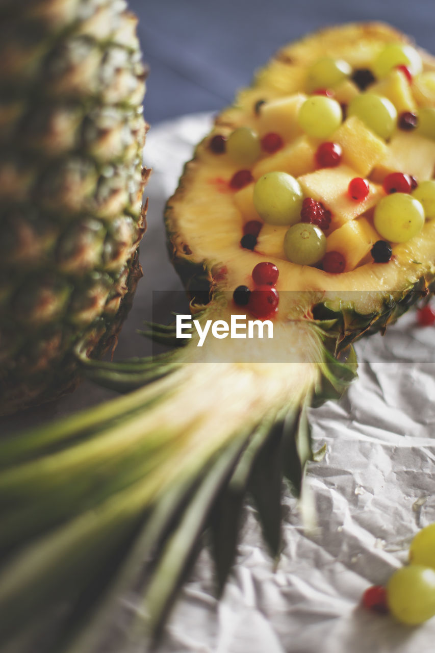 CLOSE-UP OF FRESH FRUITS ON FLOWER IN PLATE