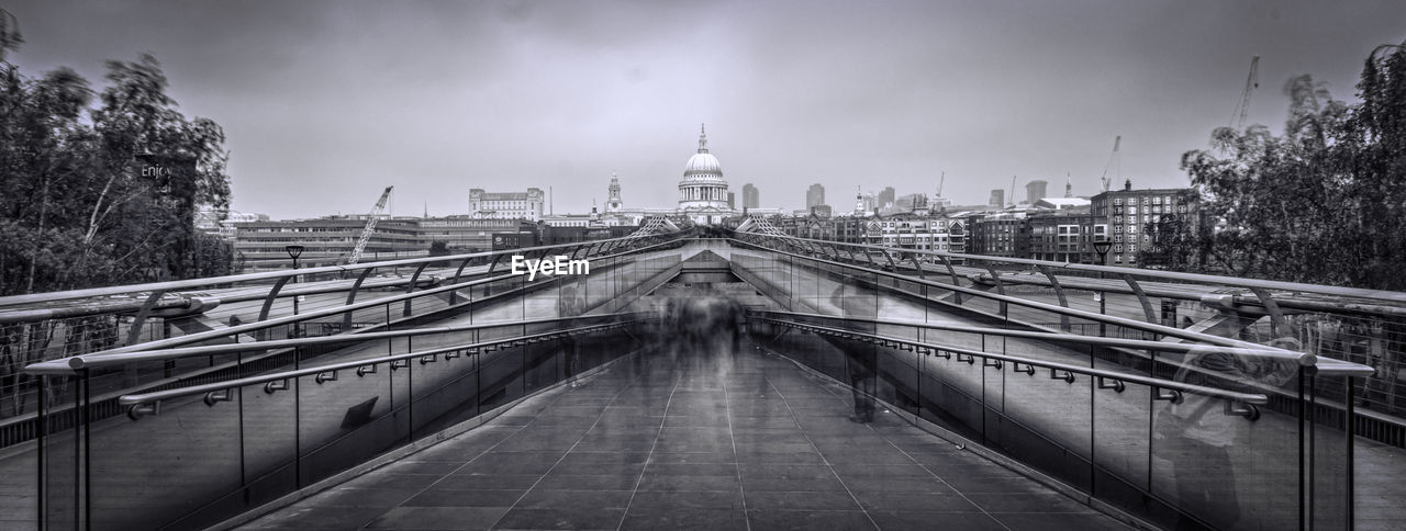 VIEW OF FOOTBRIDGE AMIDST BUILDINGS IN CITY