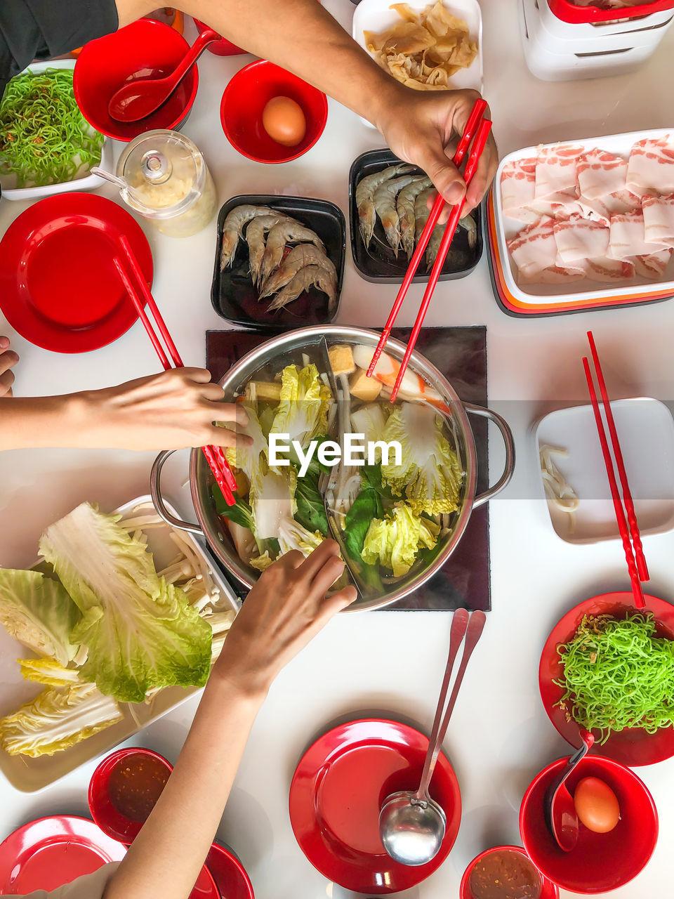 HIGH ANGLE VIEW OF MEAL SERVED IN BOWL