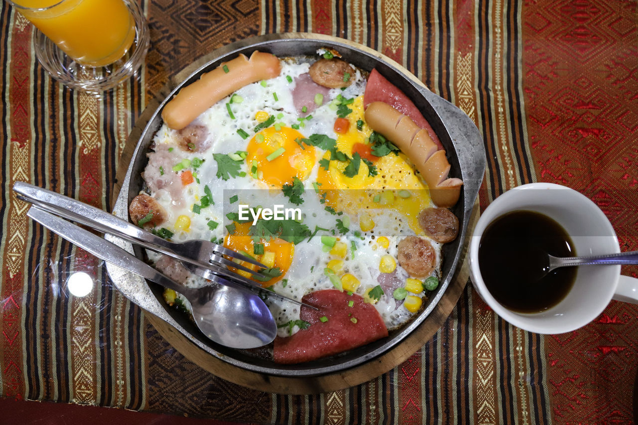 DIRECTLY ABOVE SHOT OF BREAKFAST IN BOWL