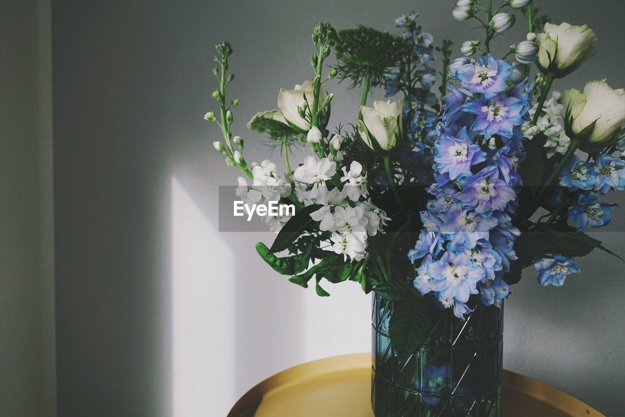 CLOSE-UP OF WHITE FLOWER POT ON TABLE