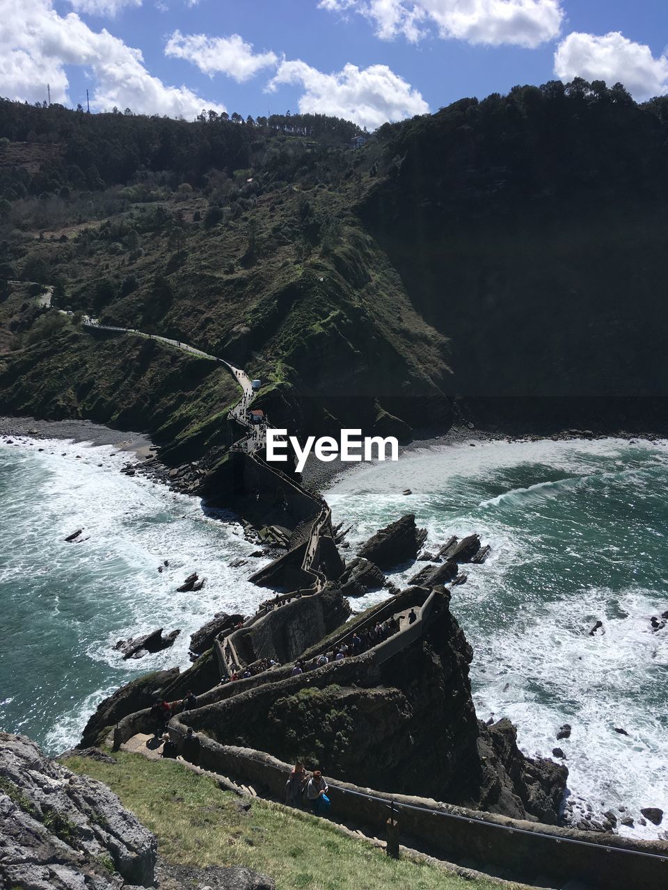 SCENIC VIEW OF ROCKY SHORE AGAINST SKY