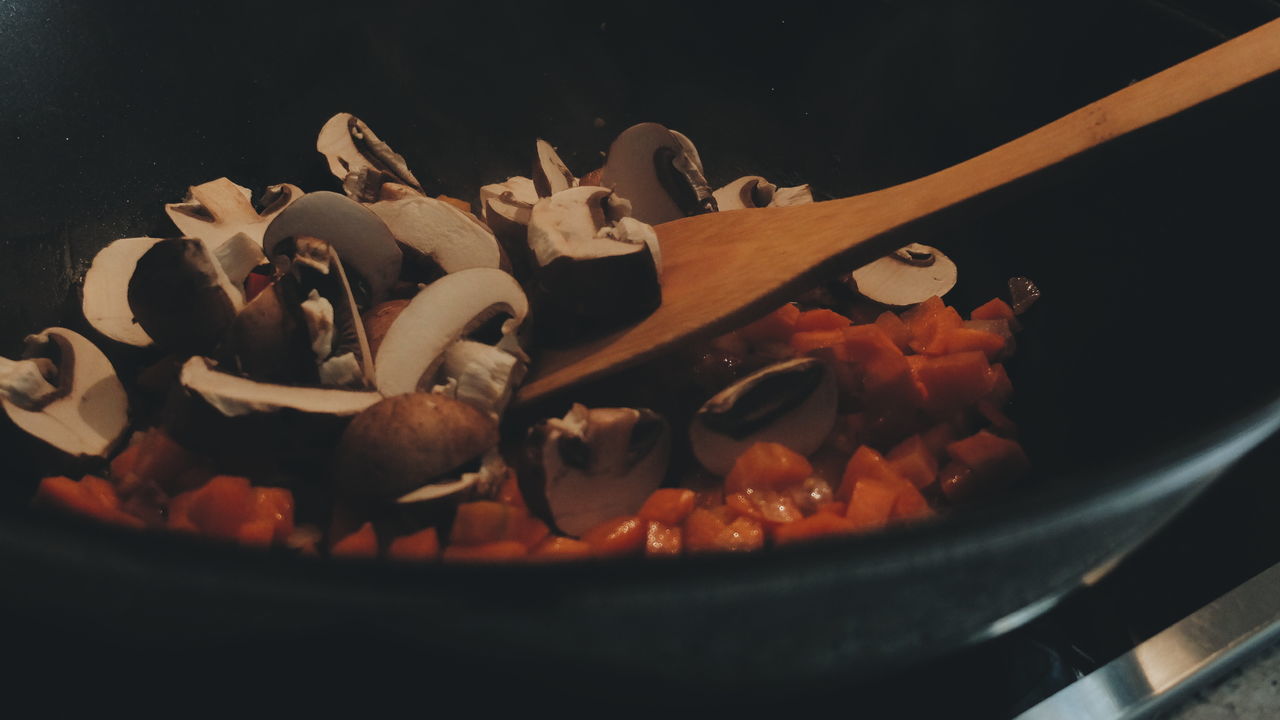 Carrots and mushrooms in wok