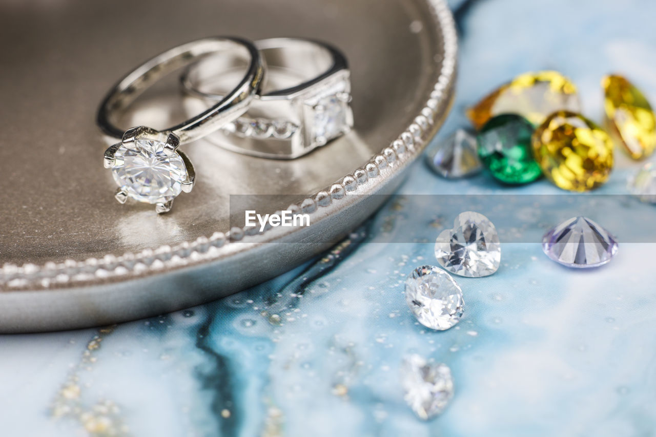 CLOSE-UP OF WEDDING RINGS ON PLATE