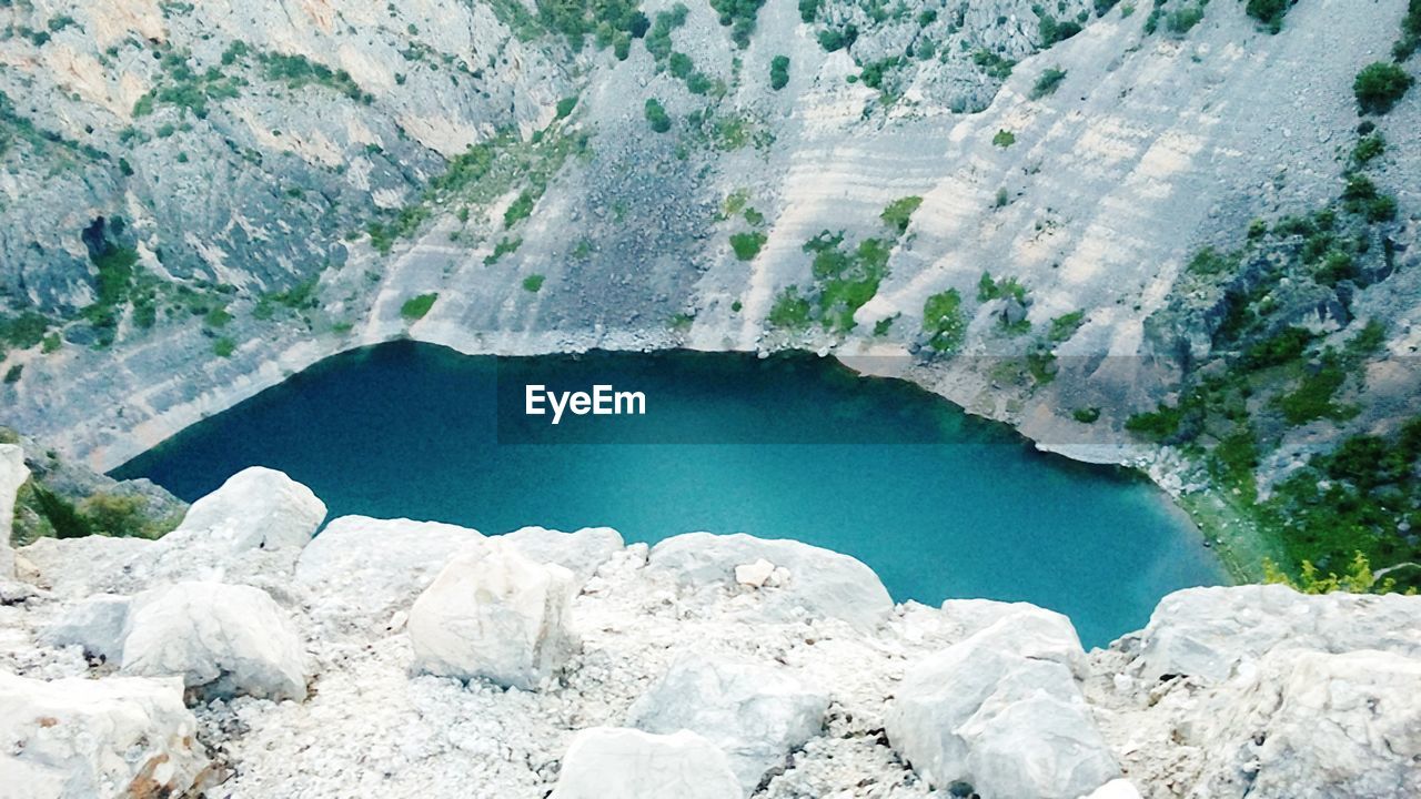 HIGH ANGLE VIEW OF LAKE