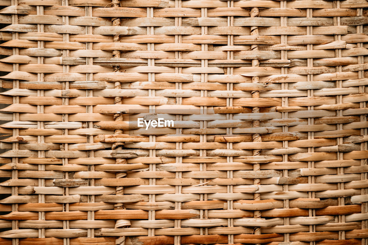 FULL FRAME SHOT OF WICKER BASKET IN BRICK WALL