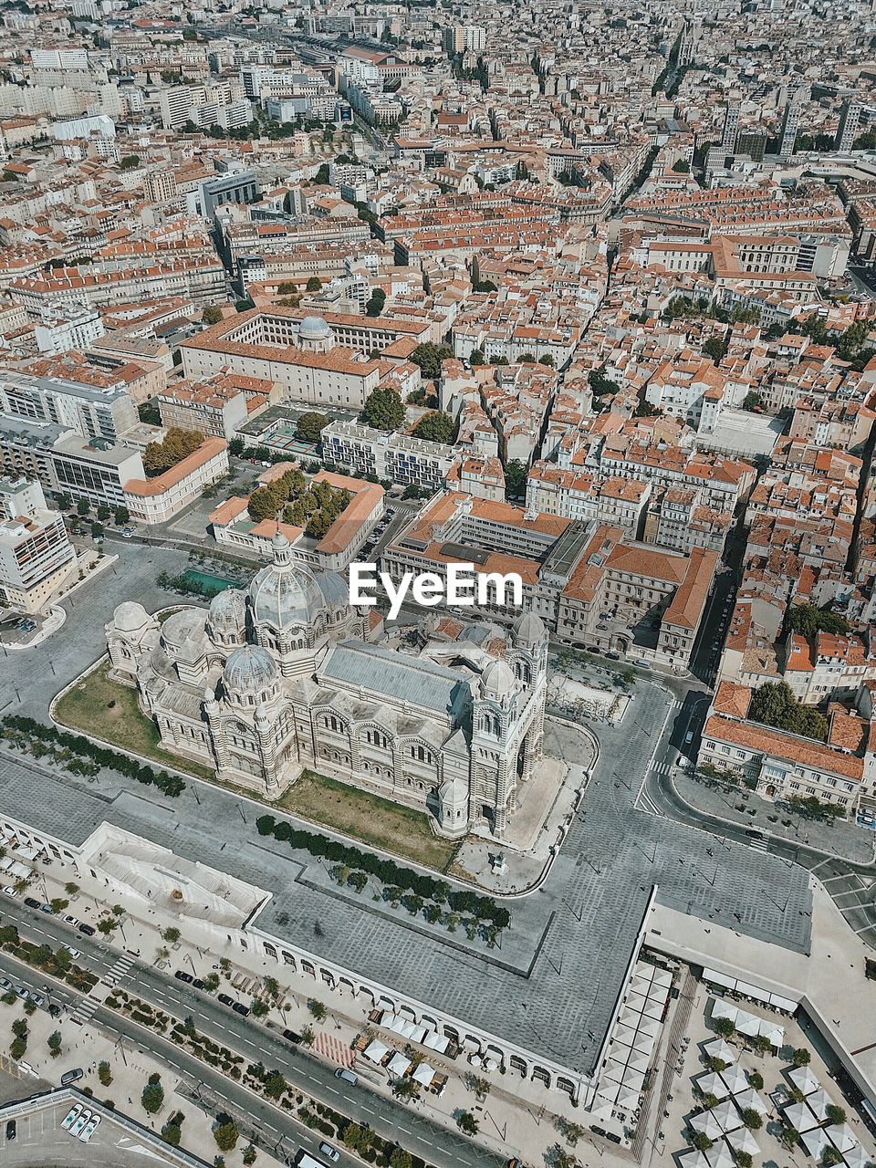 FULL FRAME SHOT OF BUILDINGS IN TOWN