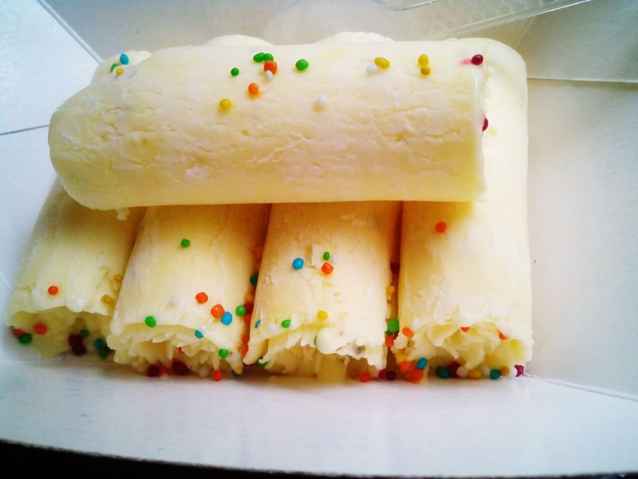 CLOSE-UP OF BREAD WITH VEGETABLES