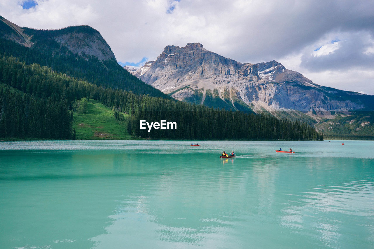 SCENIC VIEW OF LAKE BY MOUNTAIN AGAINST SKY