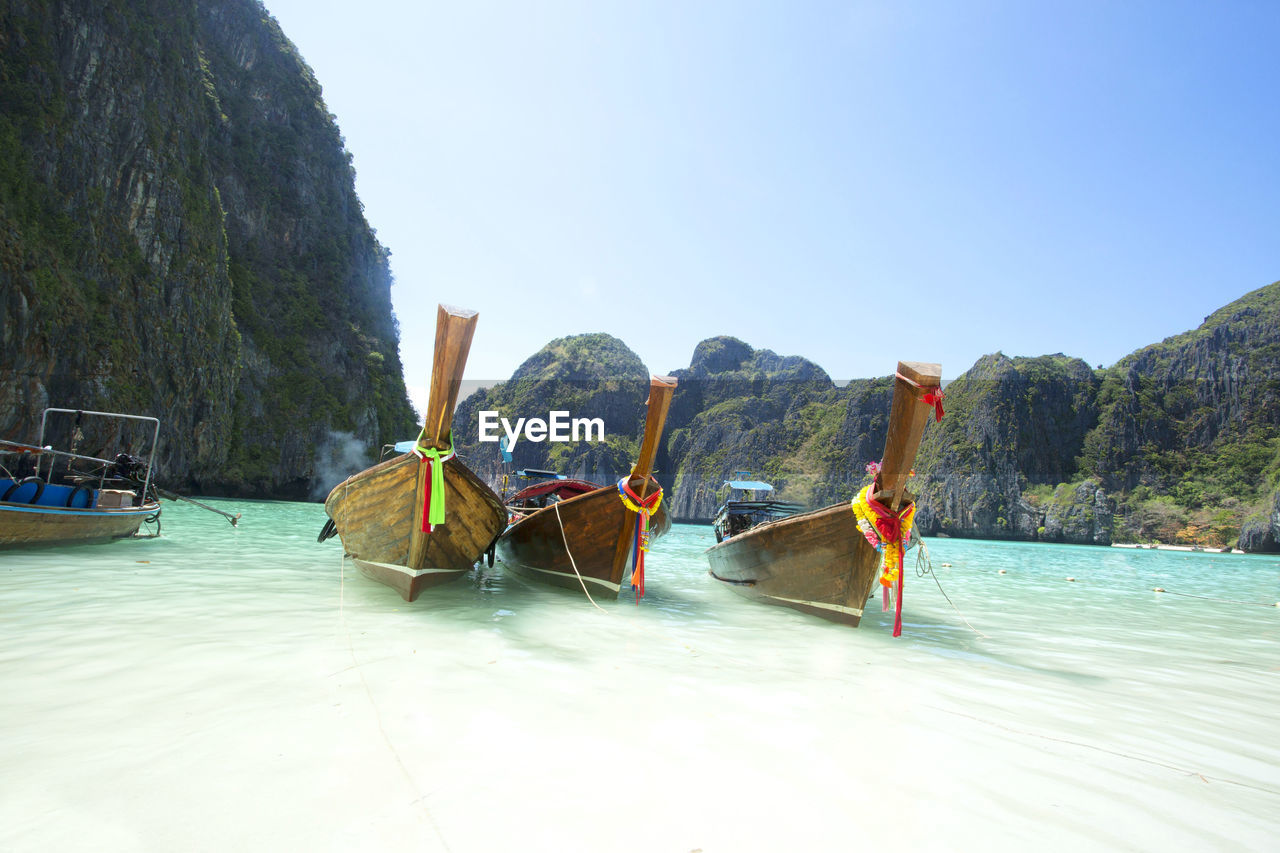 PANORAMIC VIEW OF SEA AGAINST MOUNTAIN