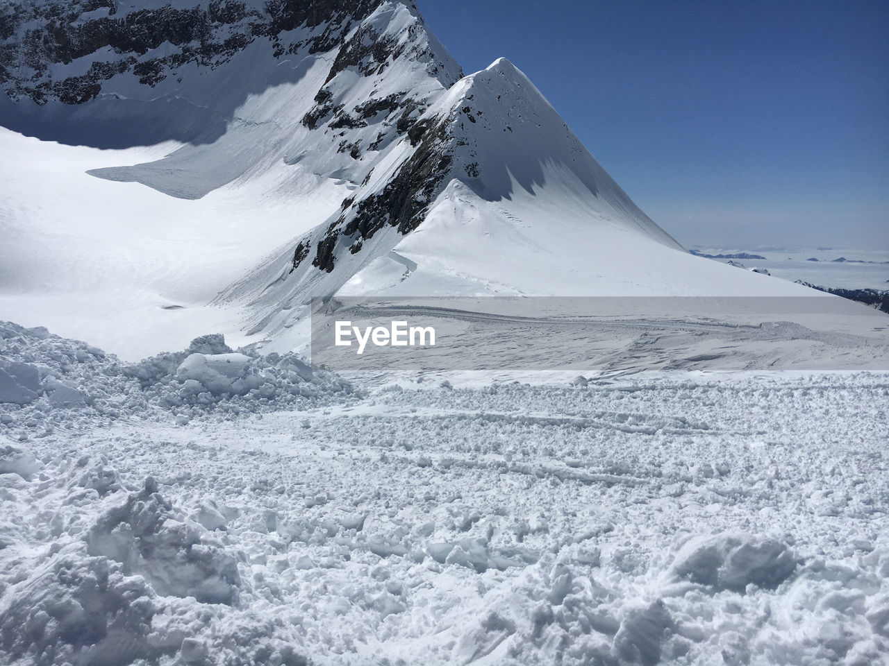 SNOWCAPPED MOUNTAINS AGAINST SKY