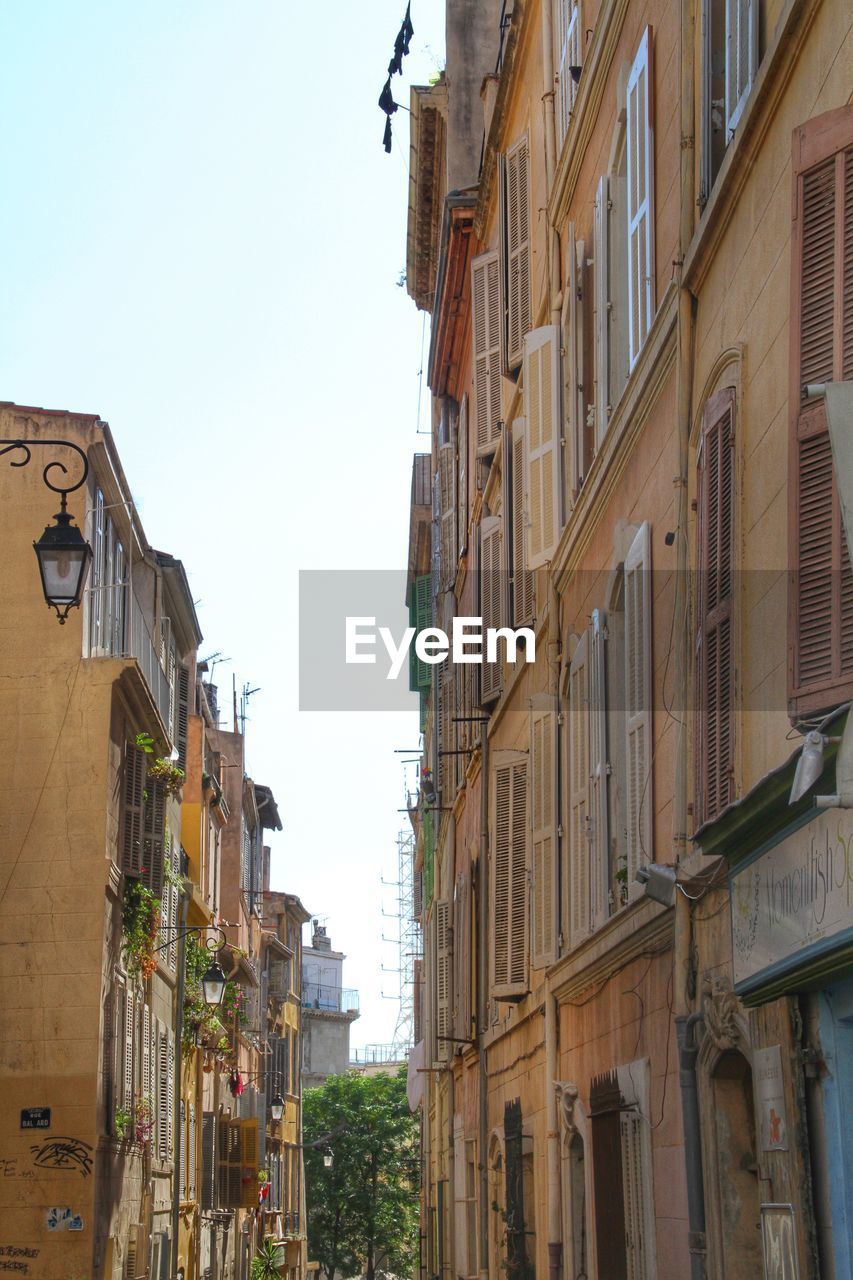 LOW ANGLE VIEW OF BUILDINGS IN CITY