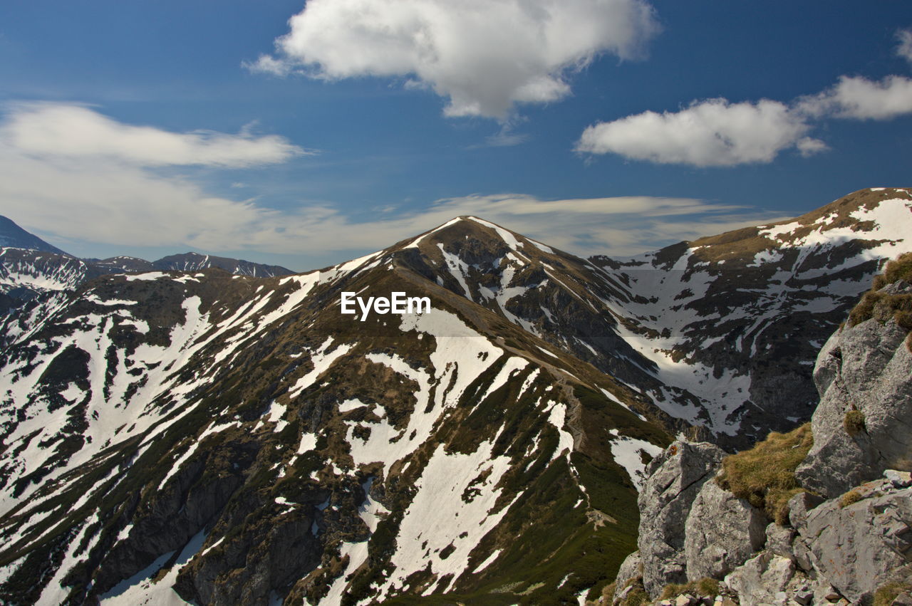 SCENIC VIEW OF SNOW COVERED MOUNTAINS AGAINST SKY