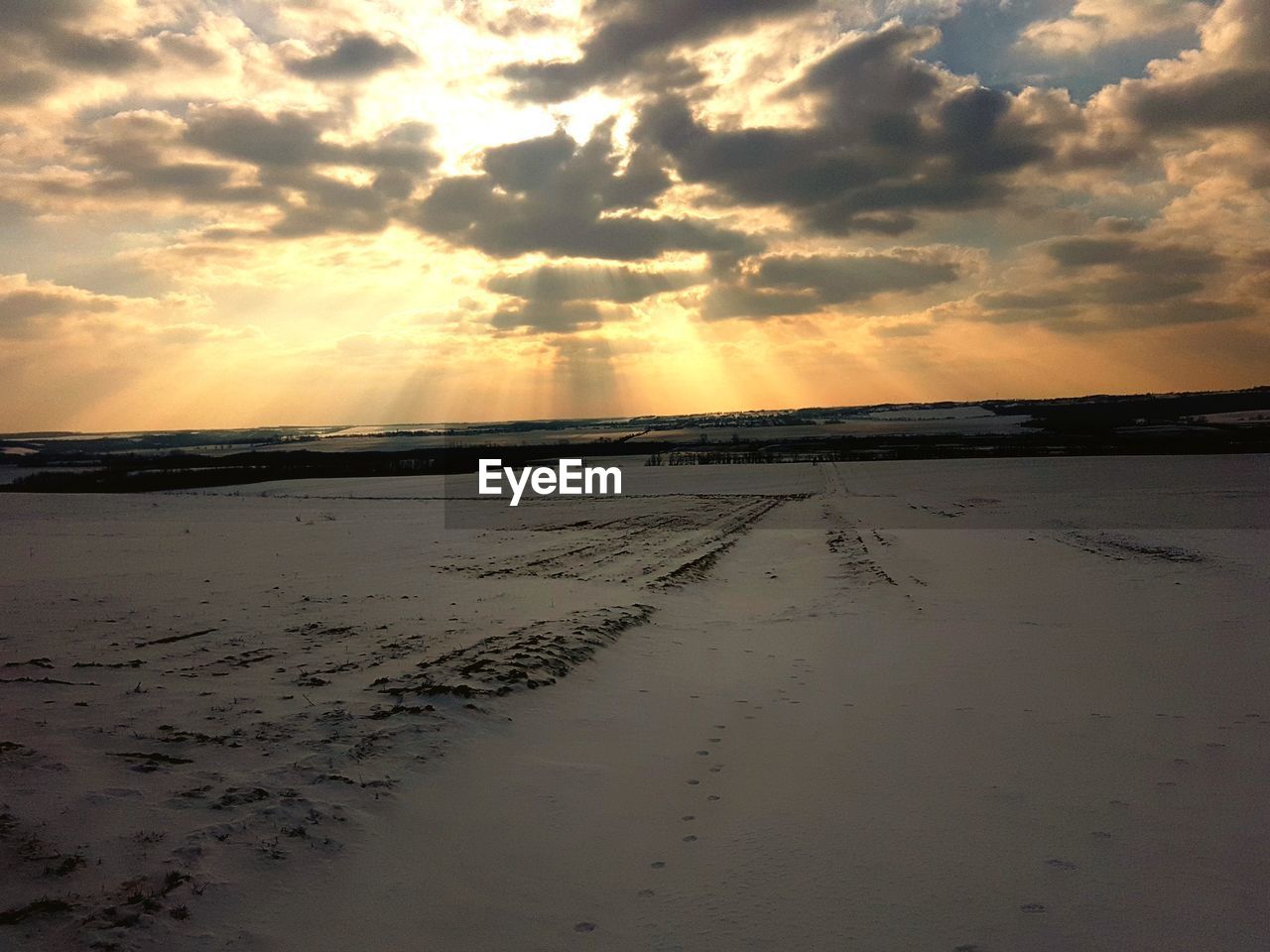 SCENIC VIEW OF LANDSCAPE AGAINST SKY AT SUNSET