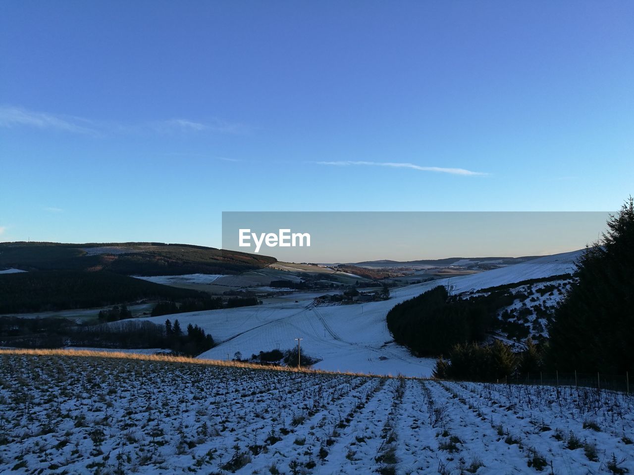 Scenic view of snow covered field against sky