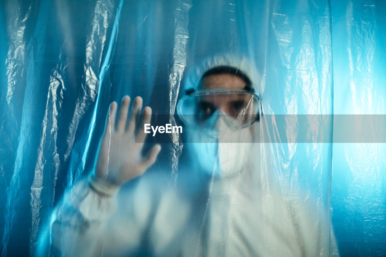 Doctor greets through the curtain of the covid-19 therapy ward. coronavirus hospital