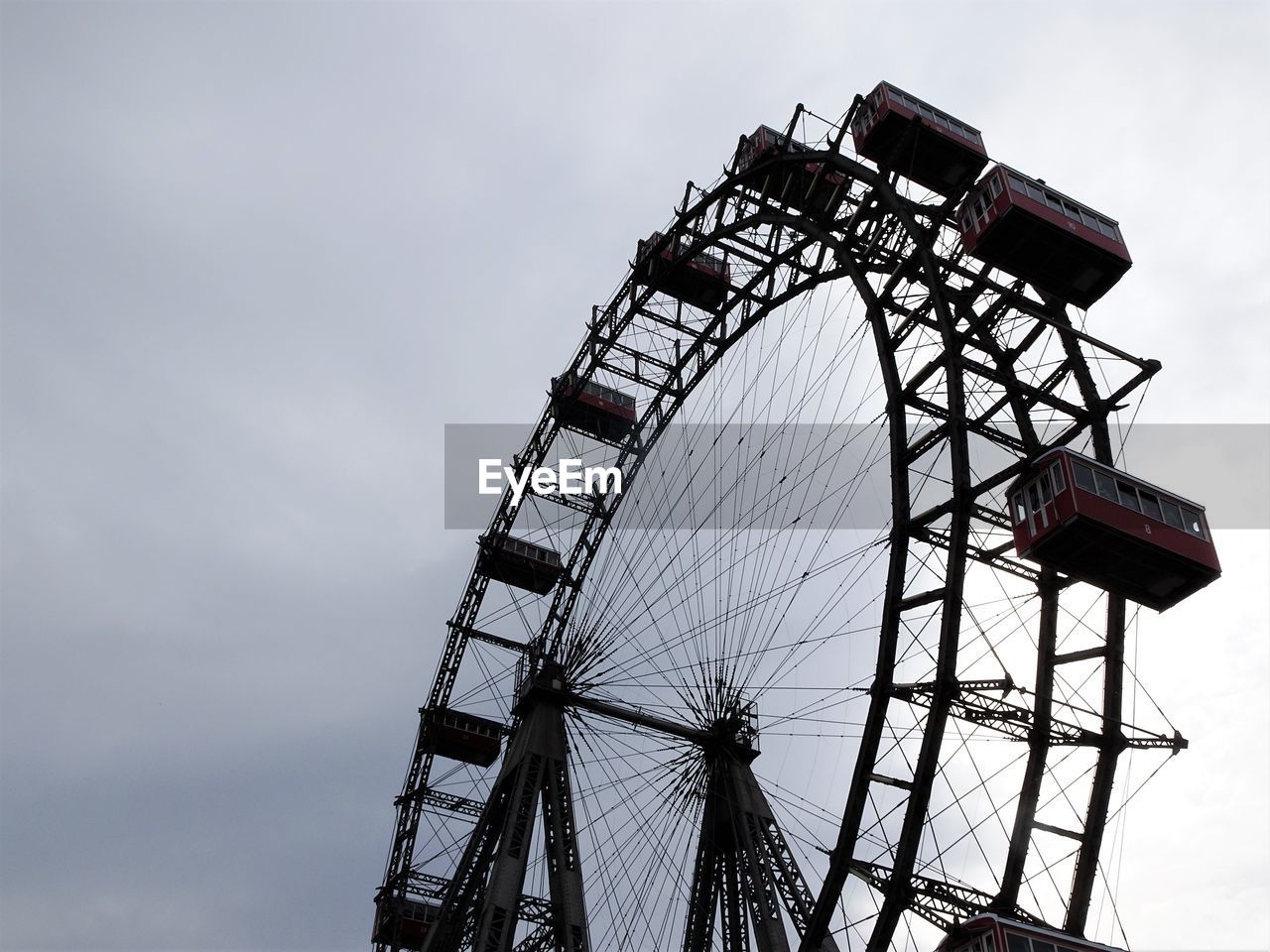 LOW ANGLE VIEW OF CHAIN SWING RIDE AGAINST SKY