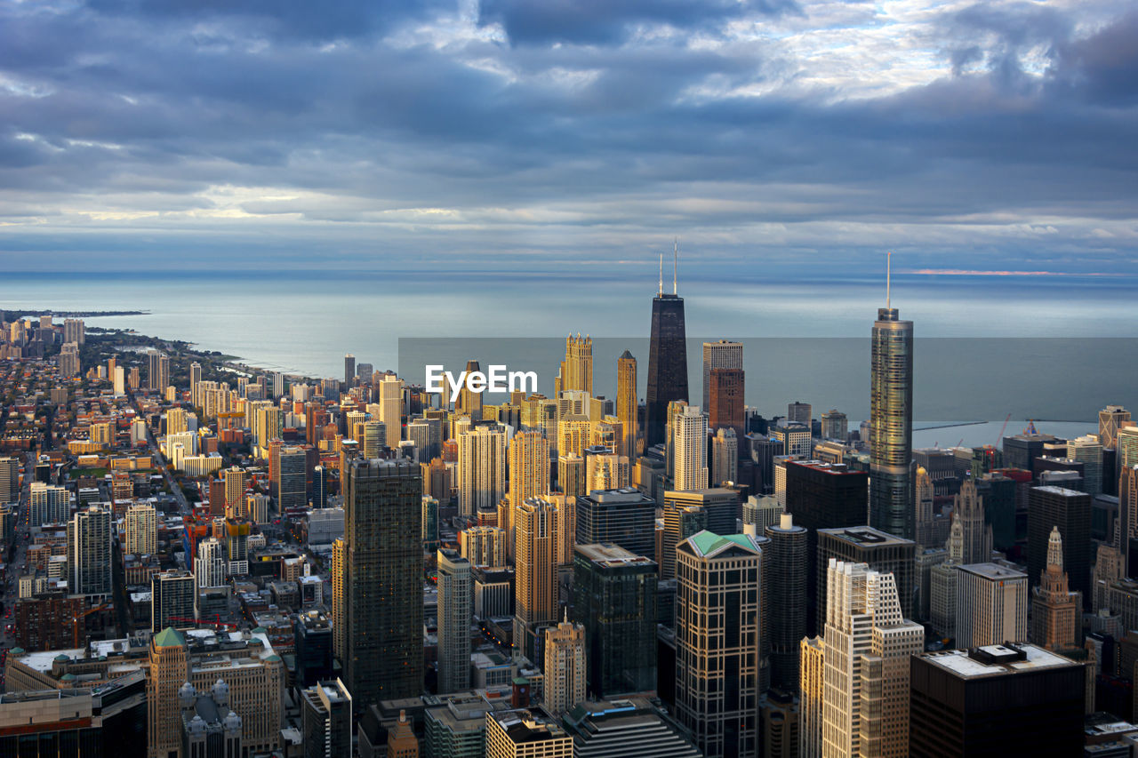 AERIAL VIEW OF BUILDINGS IN CITY