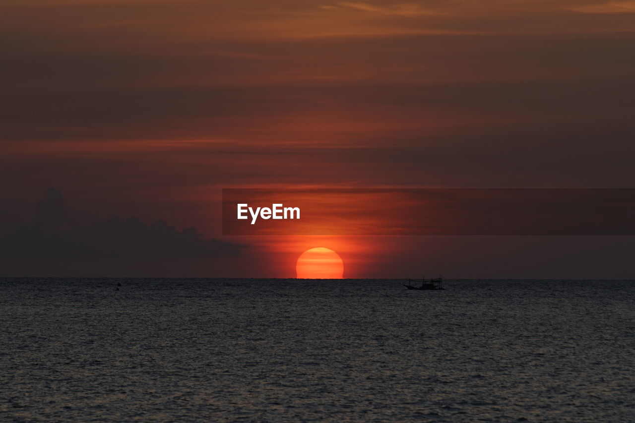 SCENIC VIEW OF SEA AGAINST SKY AT SUNSET