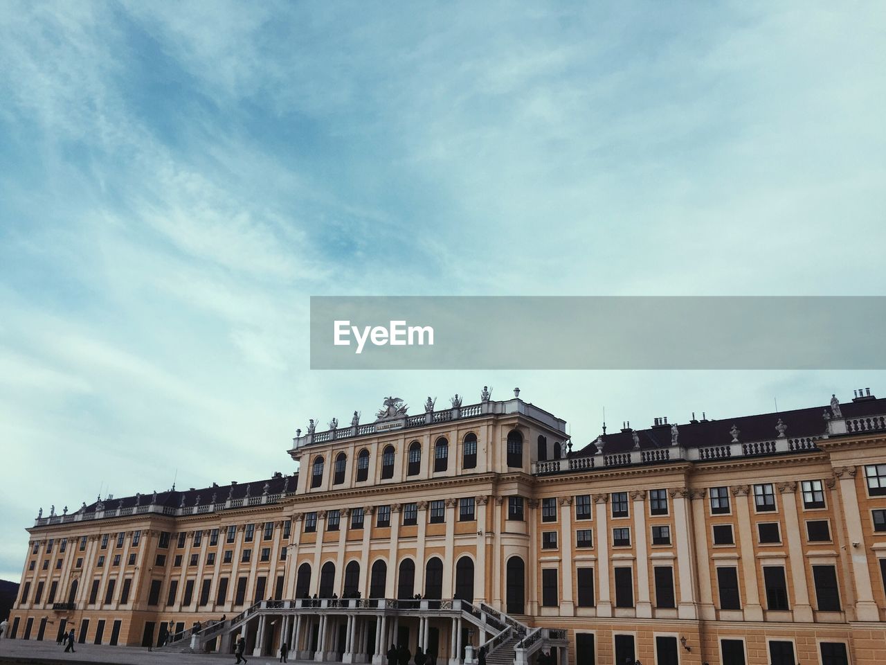 LOW ANGLE VIEW OF BUILDING AGAINST CLOUDY SKY