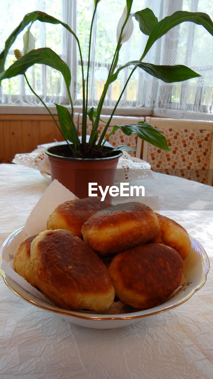 CLOSE-UP OF FRESH BREAD