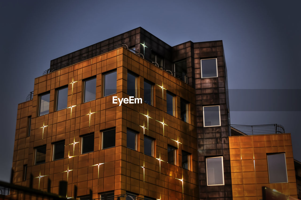 LOW ANGLE VIEW OF MODERN BUILDING AGAINST SKY