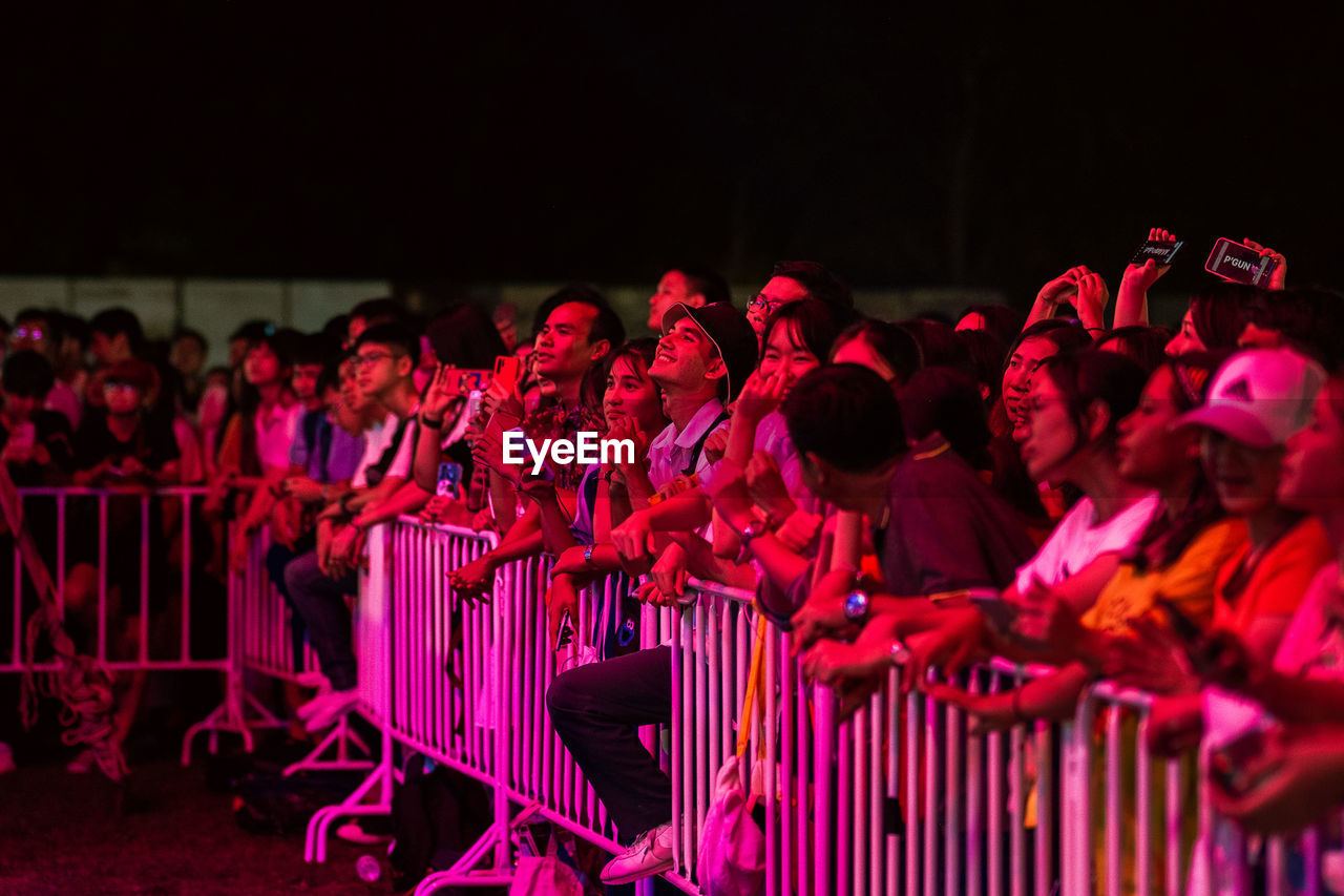 GROUP OF PEOPLE IN ROW AT NIGHTCLUB