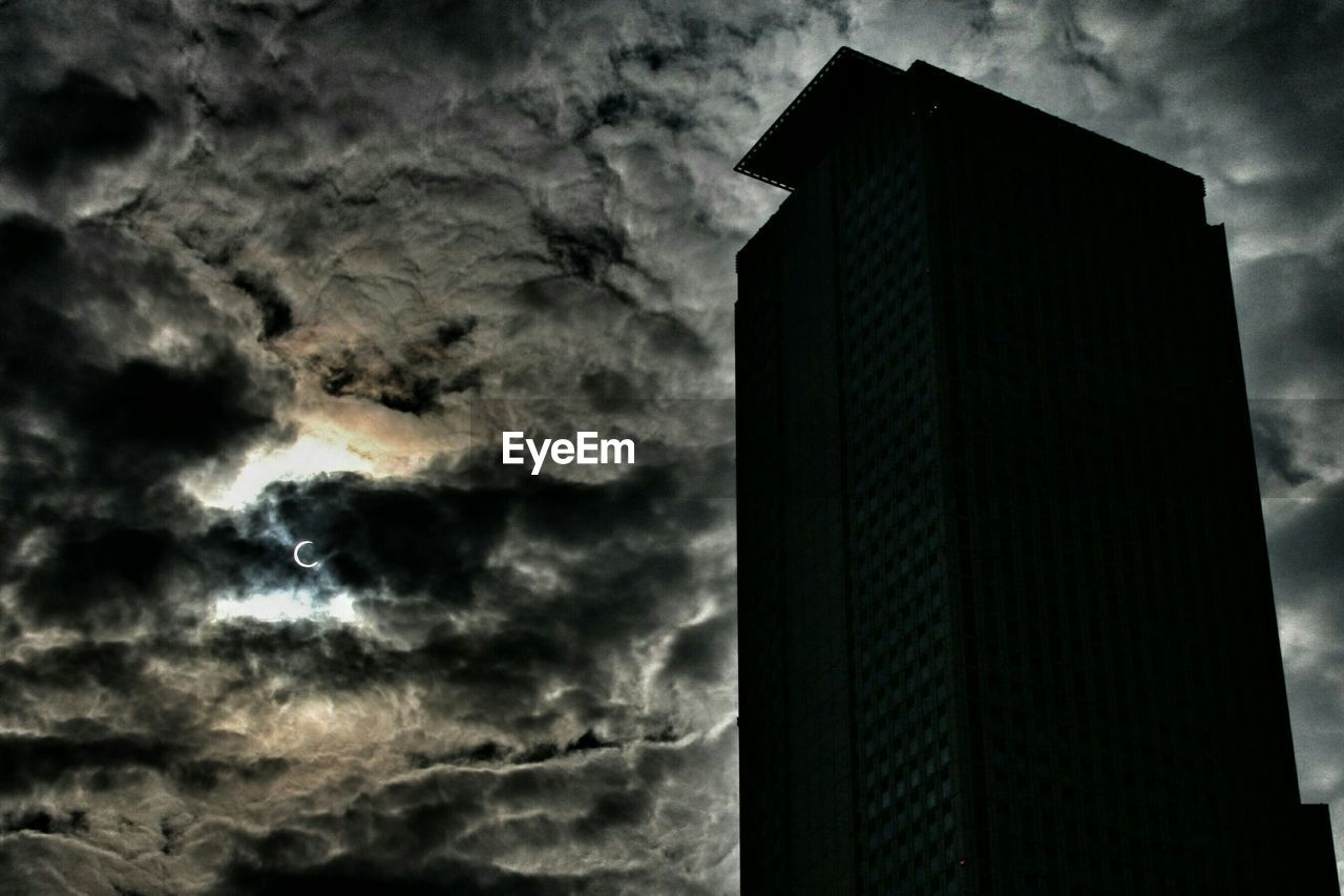 LOW ANGLE VIEW OF CLOUDY SKY OVER BUILDINGS