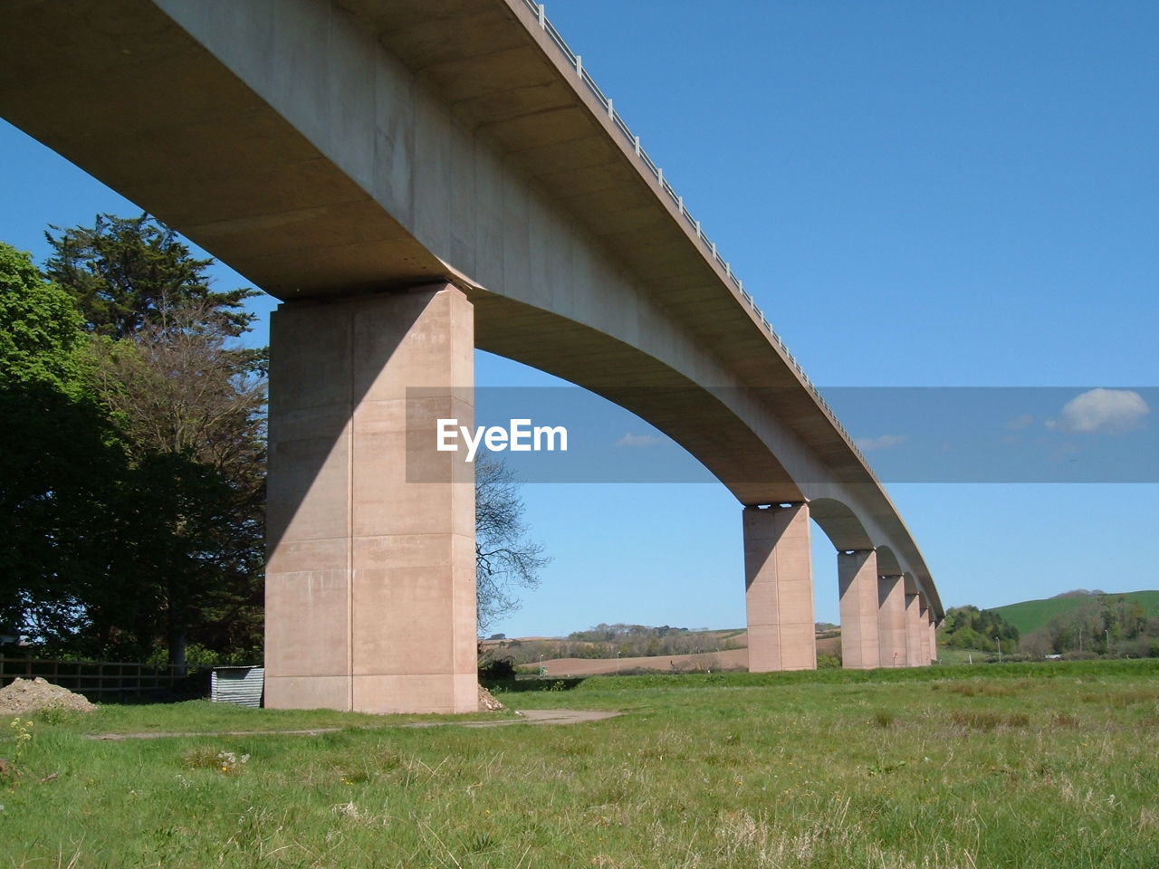 LOW ANGLE VIEW OF ARCH BRIDGE ON FIELD