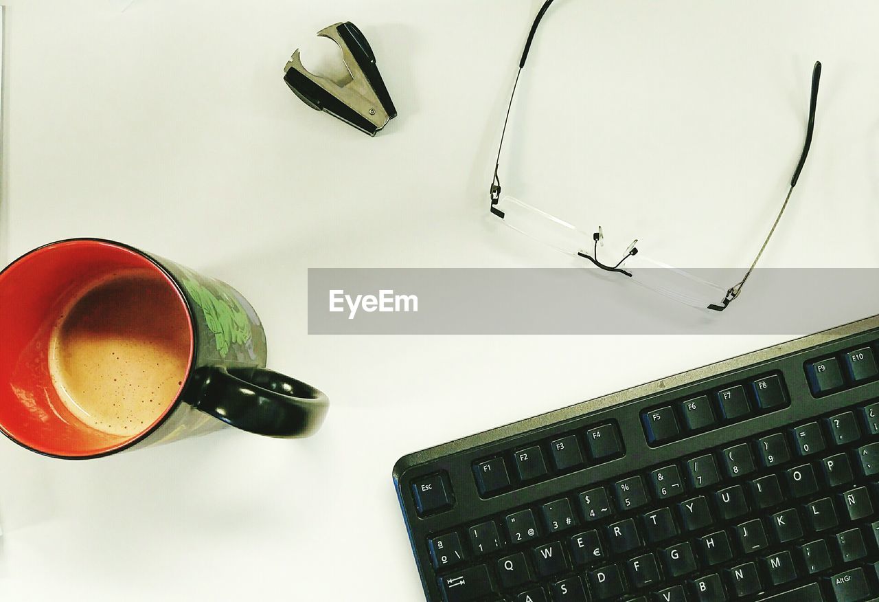 HIGH ANGLE VIEW OF COFFEE CUP AND TABLE