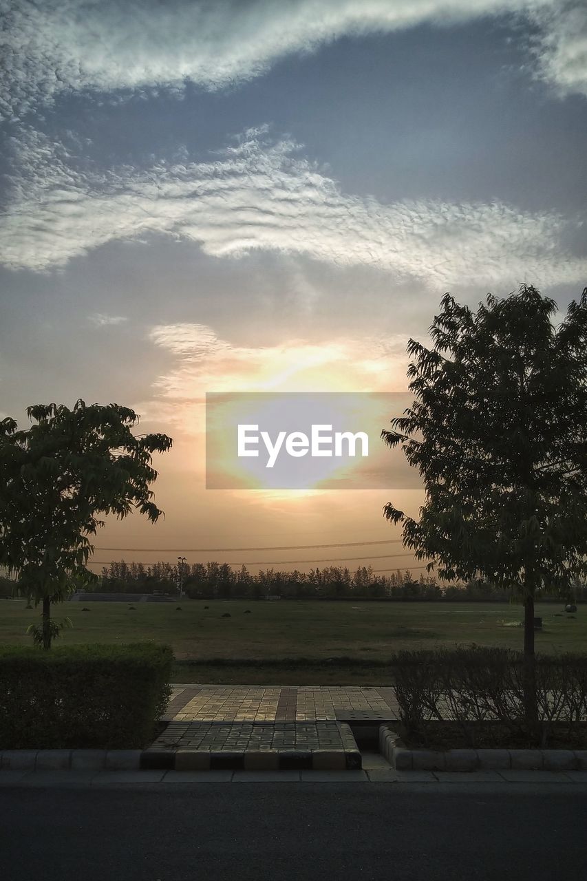 SCENIC VIEW OF FIELD AGAINST SKY AT SUNSET