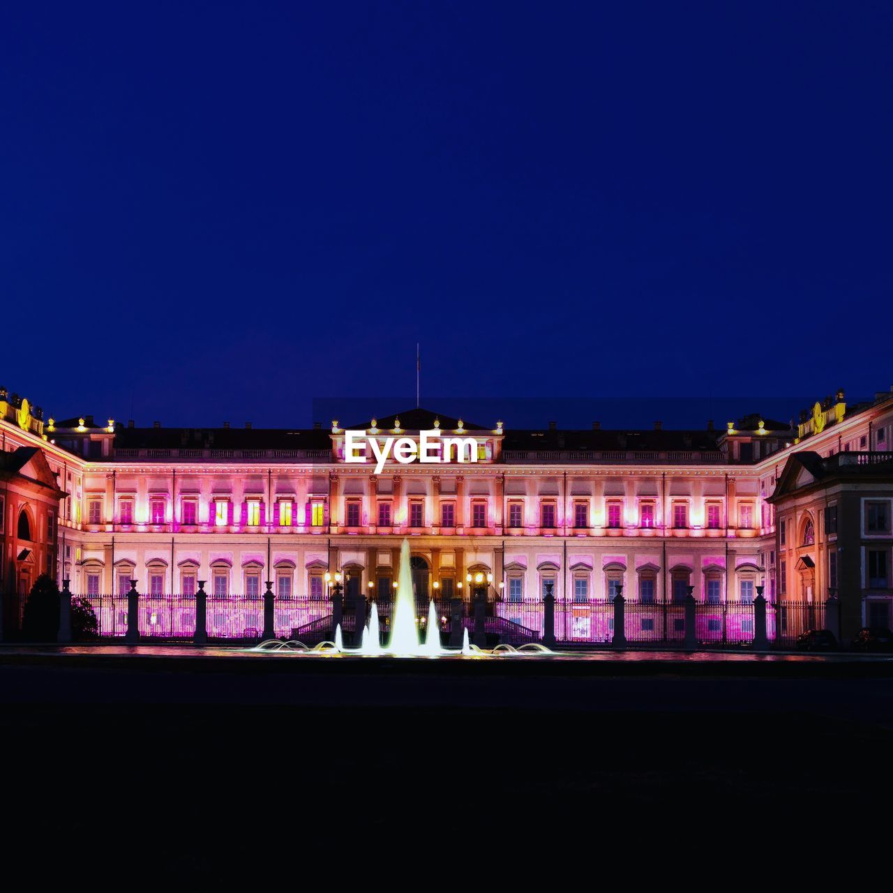 VIEW OF ILLUMINATED BUILDING AT NIGHT