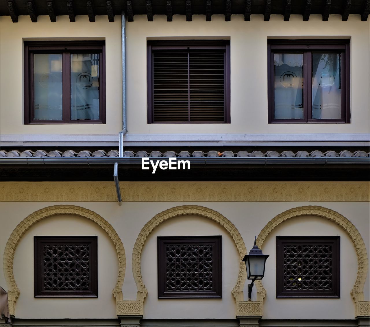 LOW ANGLE VIEW OF WINDOWS ON BUILDING