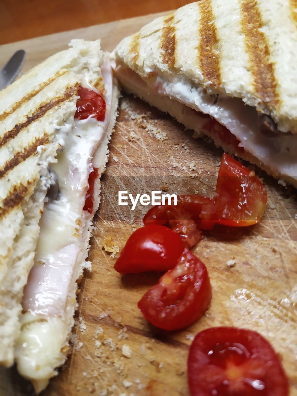 HIGH ANGLE VIEW OF BREAD ON PLATE