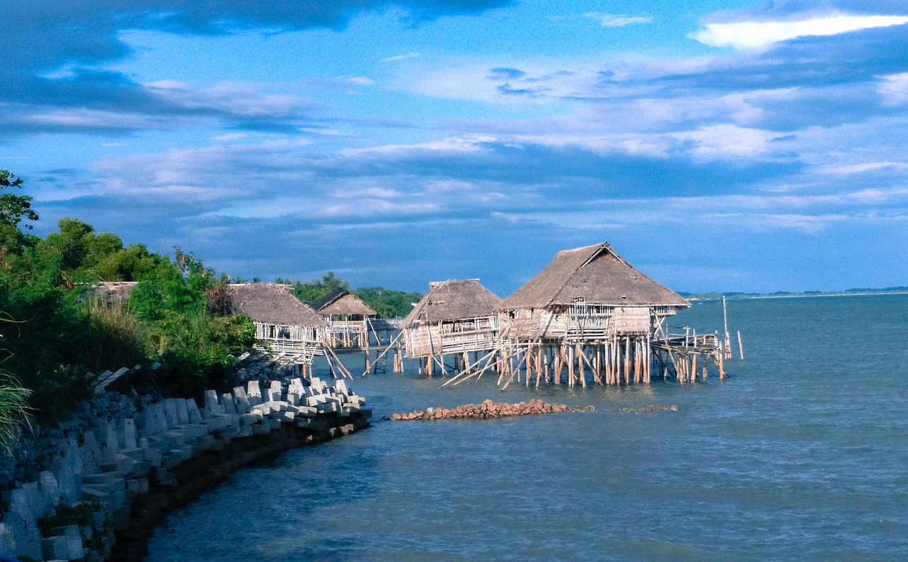 SCENIC VIEW OF WATER AGAINST SKY