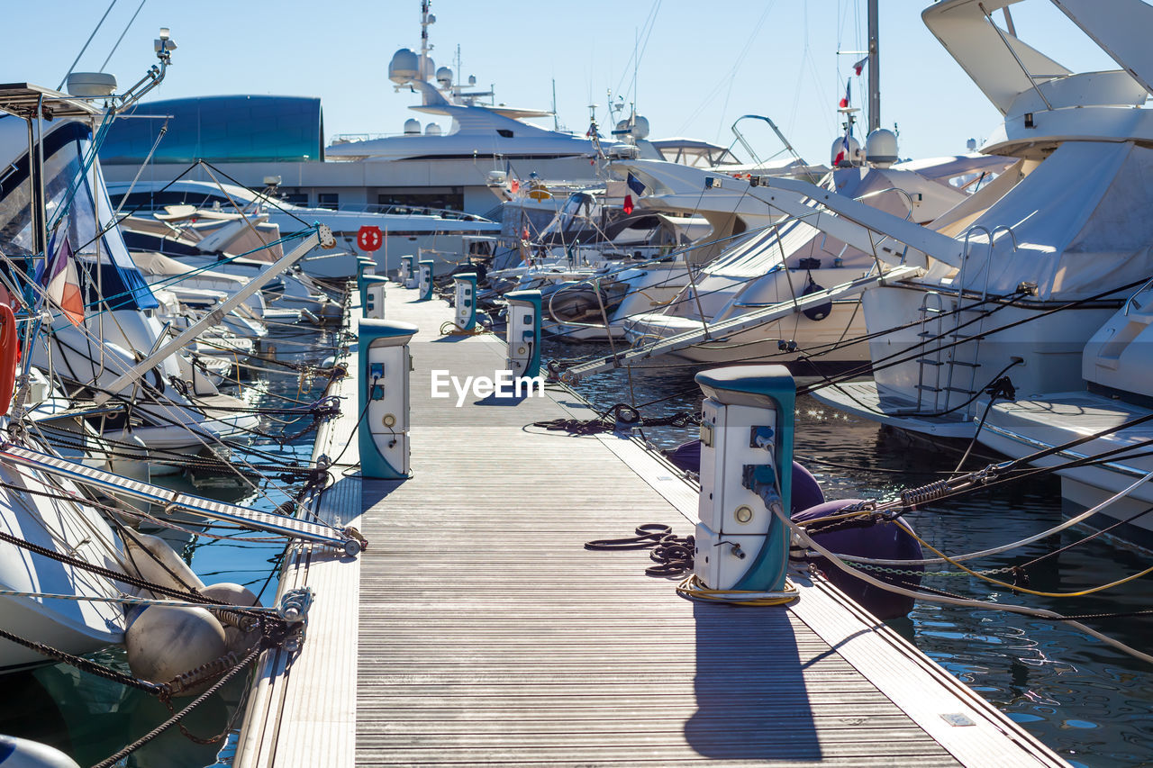 HIGH ANGLE VIEW OF BOATS MOORED IN HARBOR