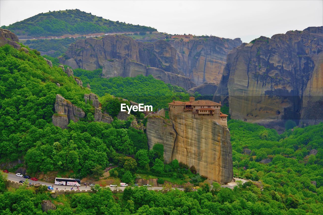 SCENIC VIEW OF MOUNTAIN RANGE