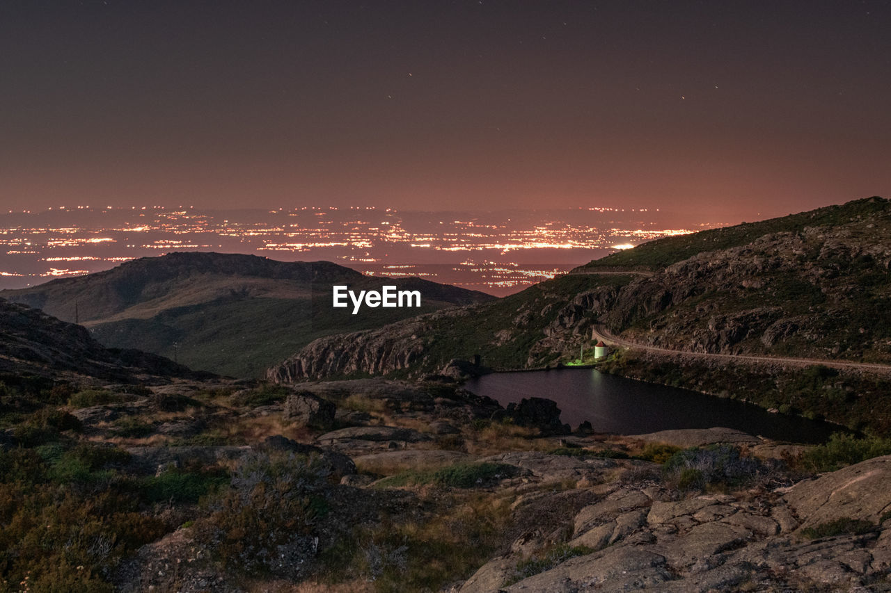 PANORAMIC VIEW OF LAKE AGAINST SKY DURING SUNSET