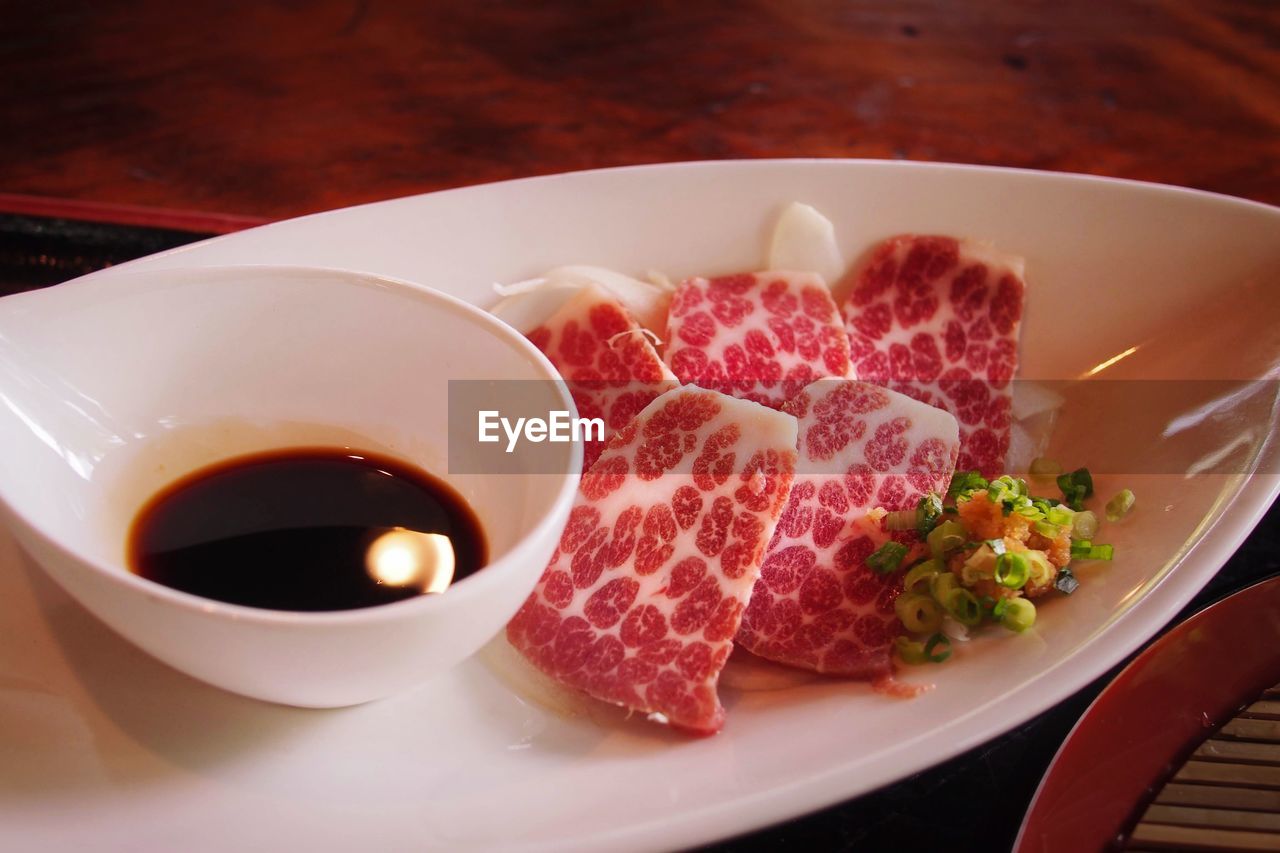 HIGH ANGLE VIEW OF BREAKFAST SERVED IN PLATE ON TABLE