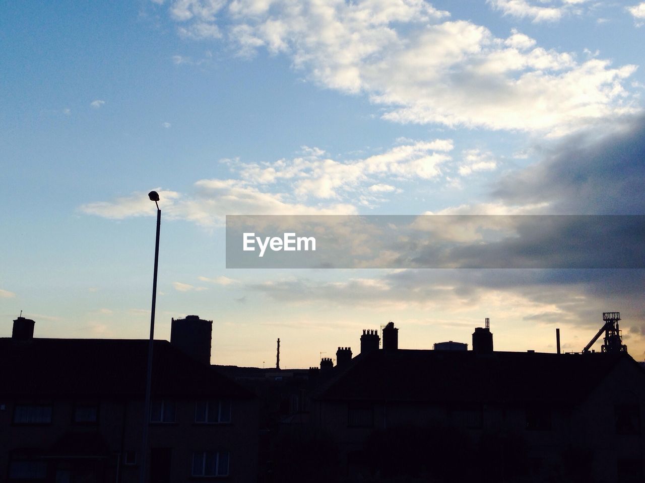 LOW ANGLE VIEW OF BUILDINGS AGAINST SKY