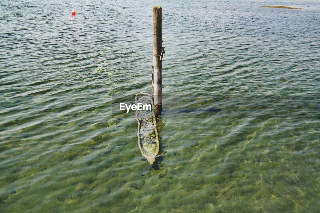 HIGH ANGLE VIEW OF FISHING BOAT IN LAKE