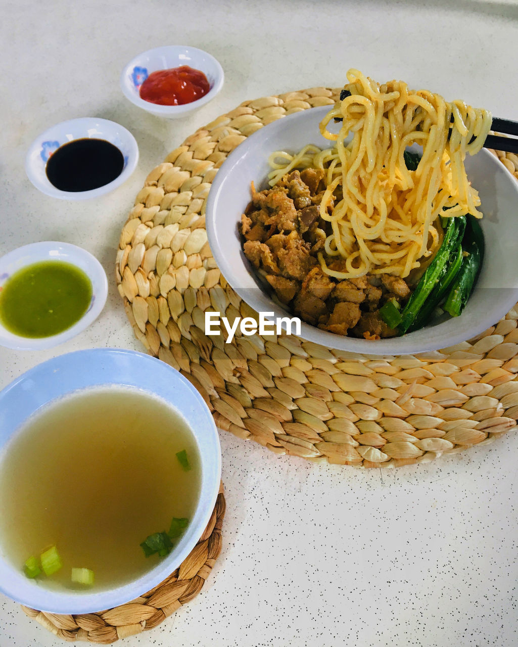 HIGH ANGLE VIEW OF FOOD IN BOWL
