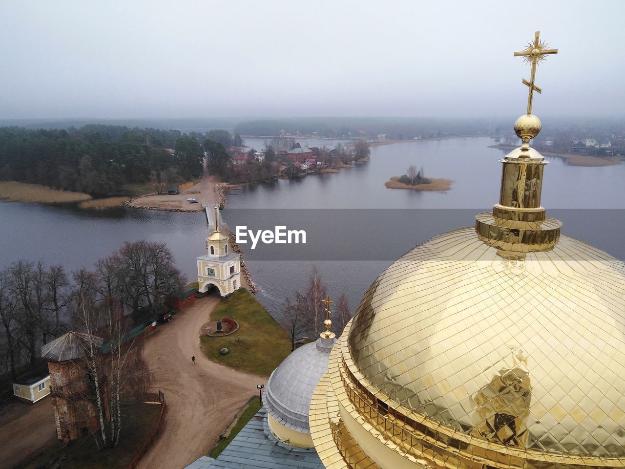 HIGH ANGLE VIEW OF BUILDINGS AGAINST SKY