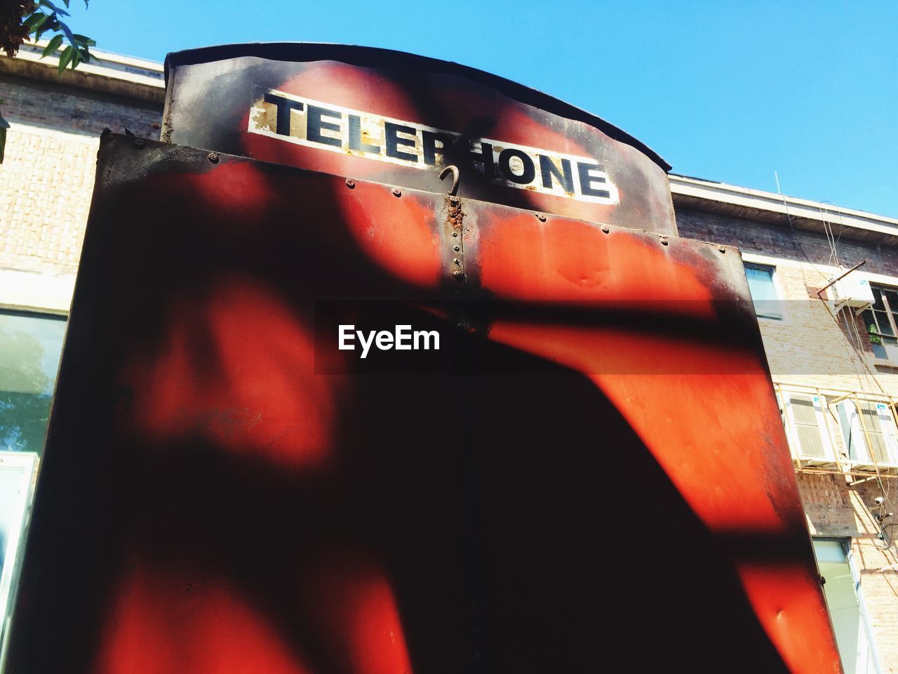 LOW ANGLE VIEW OF INFORMATION SIGN AGAINST BUILDING