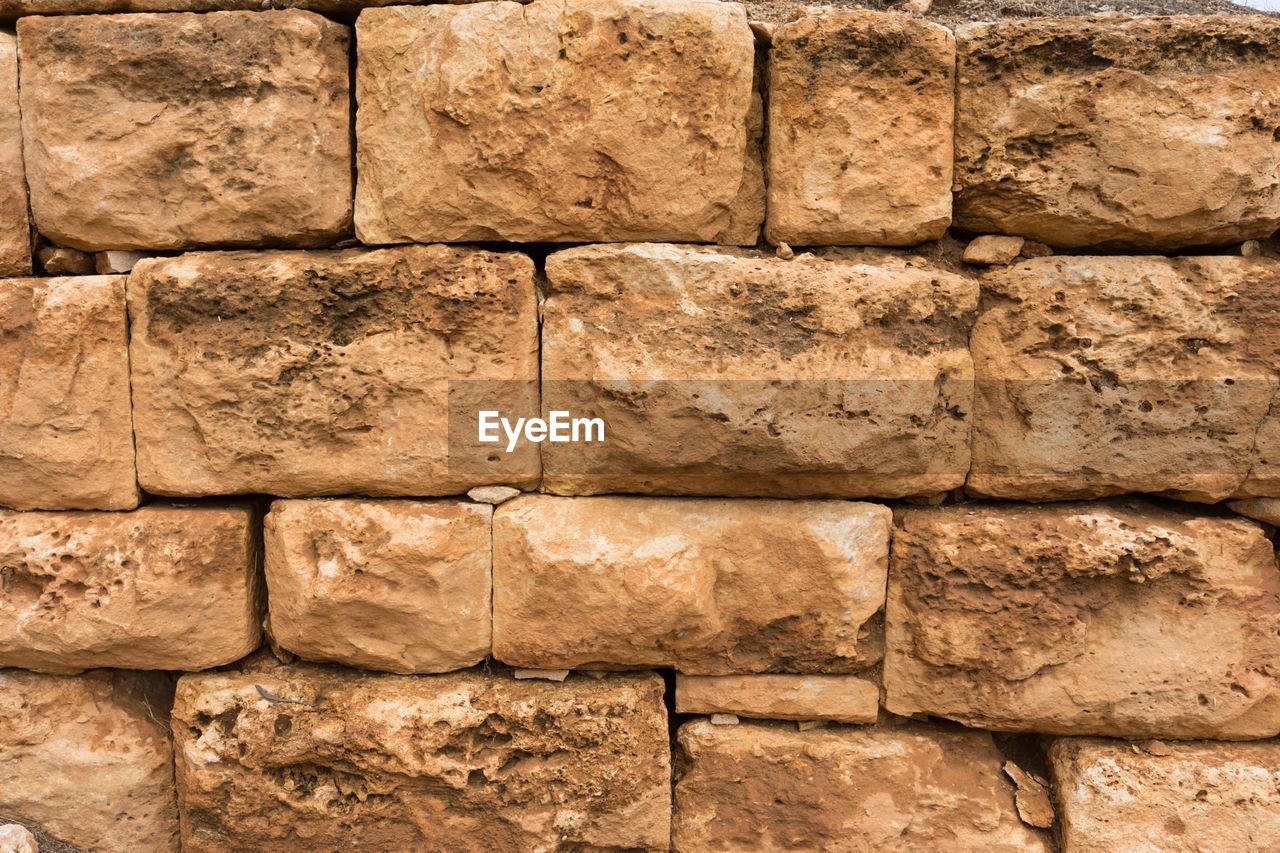 CLOSE-UP OF BRICK WALL